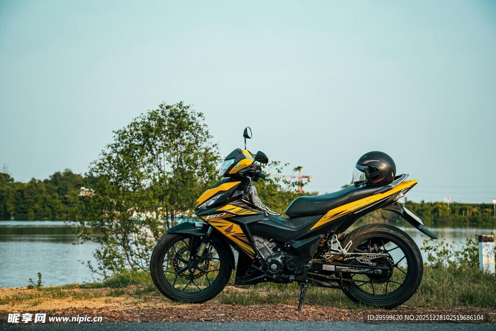 湖畔边的炫酷摩托车