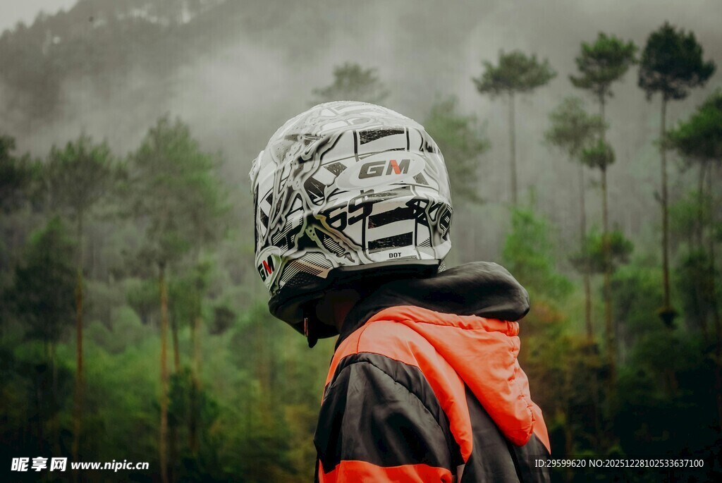 骑行者山林背影