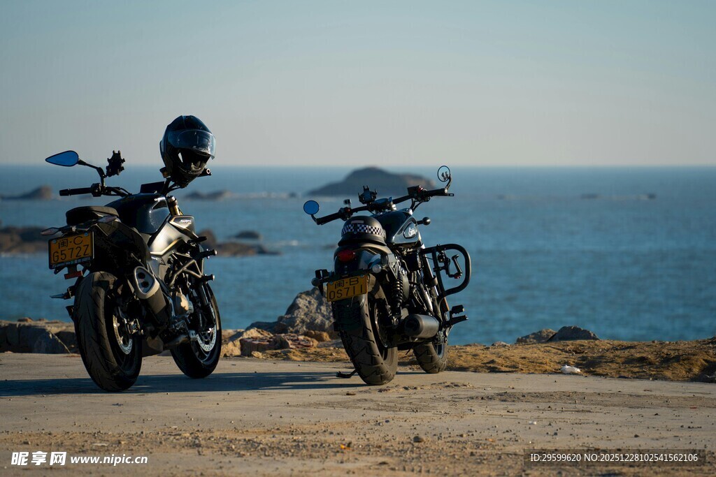 海边双摩托的骑行风景