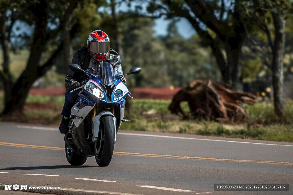 公路上的摩托车骑行者