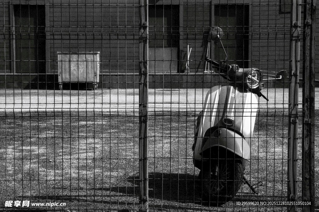 围栏旁停放的复古造型摩托车