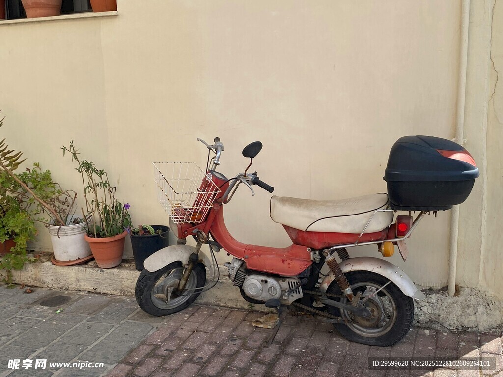 复古踏板摩托车停靠墙边