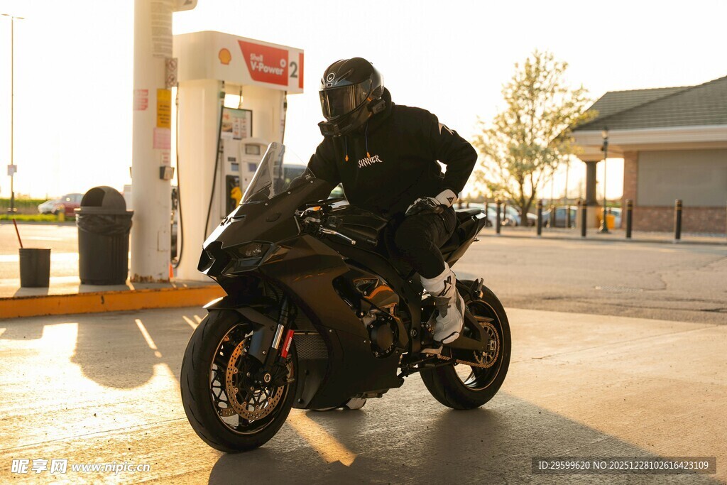骑士加油站前骑炫酷摩托