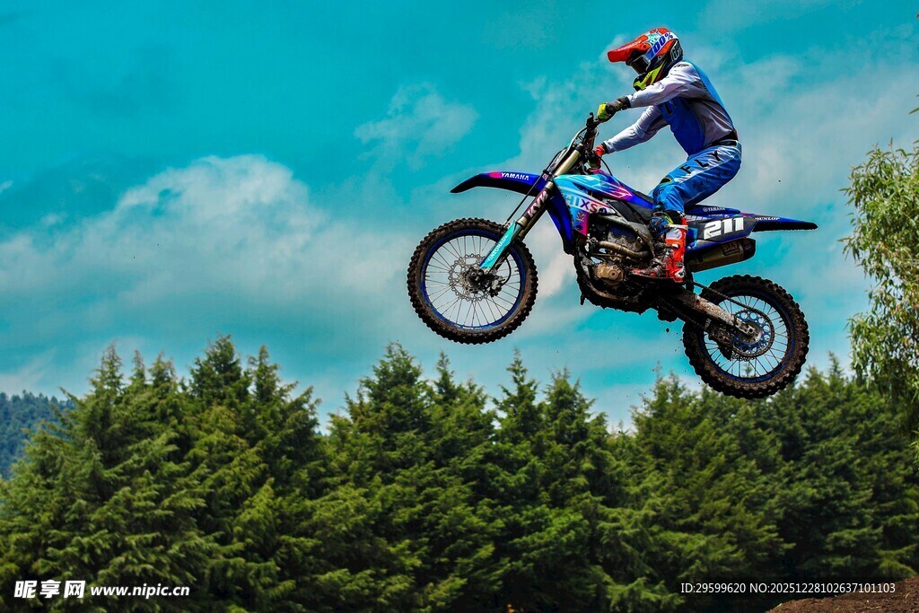 摩托骑手空中精彩飞跃