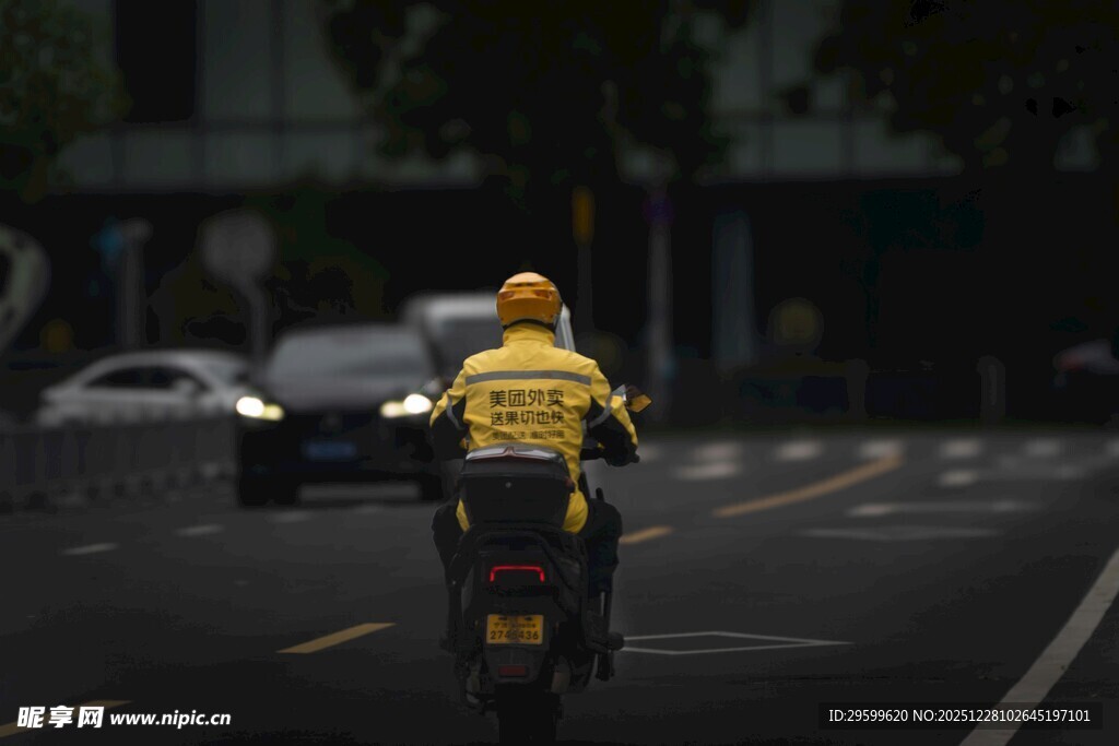 骑行的外卖员