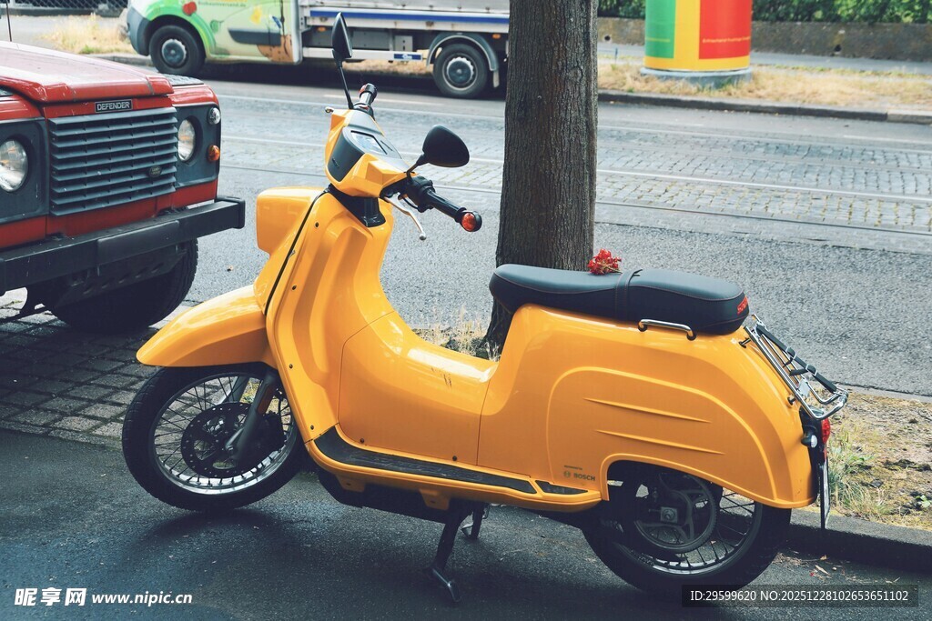 复古黄色踏板摩托车停路边