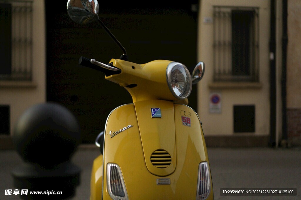 复古黄色踏板摩托车特写