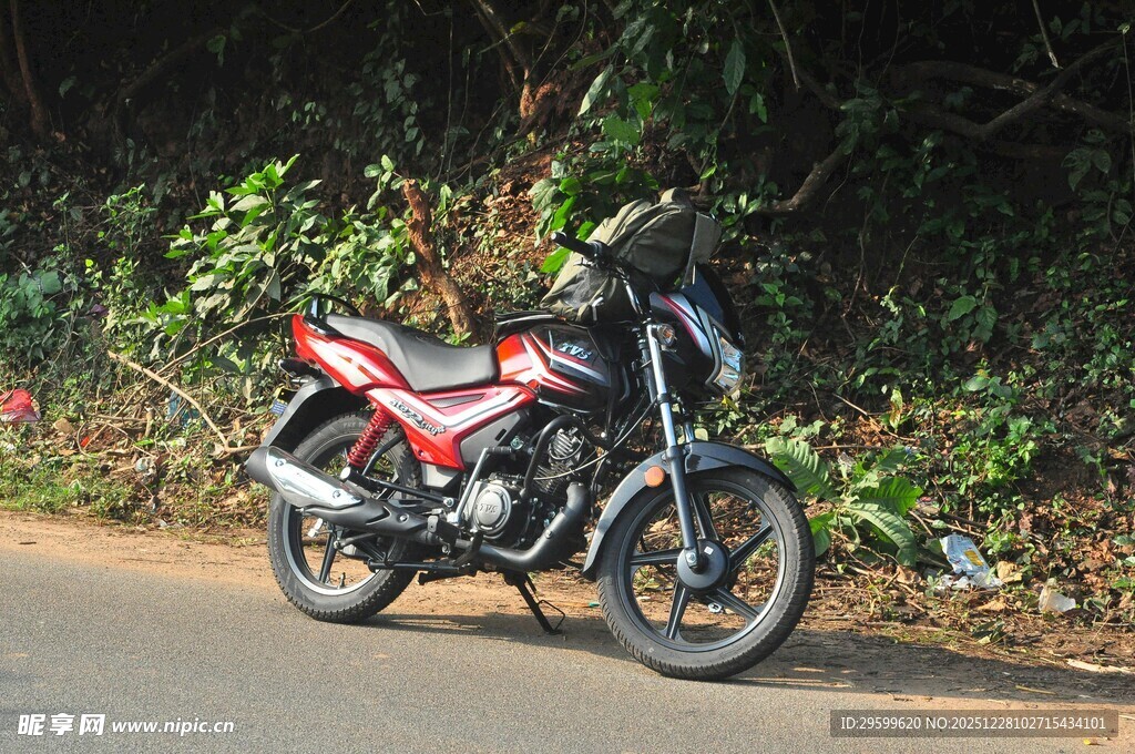 公路旁停放的酷炫摩托车