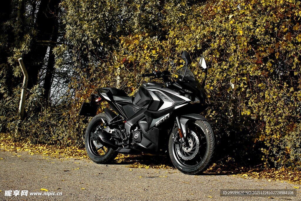 公路旁的酷炫黑色摩托车