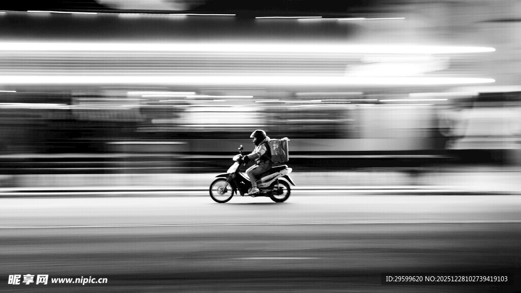 摩托车手在道路上飞驰
