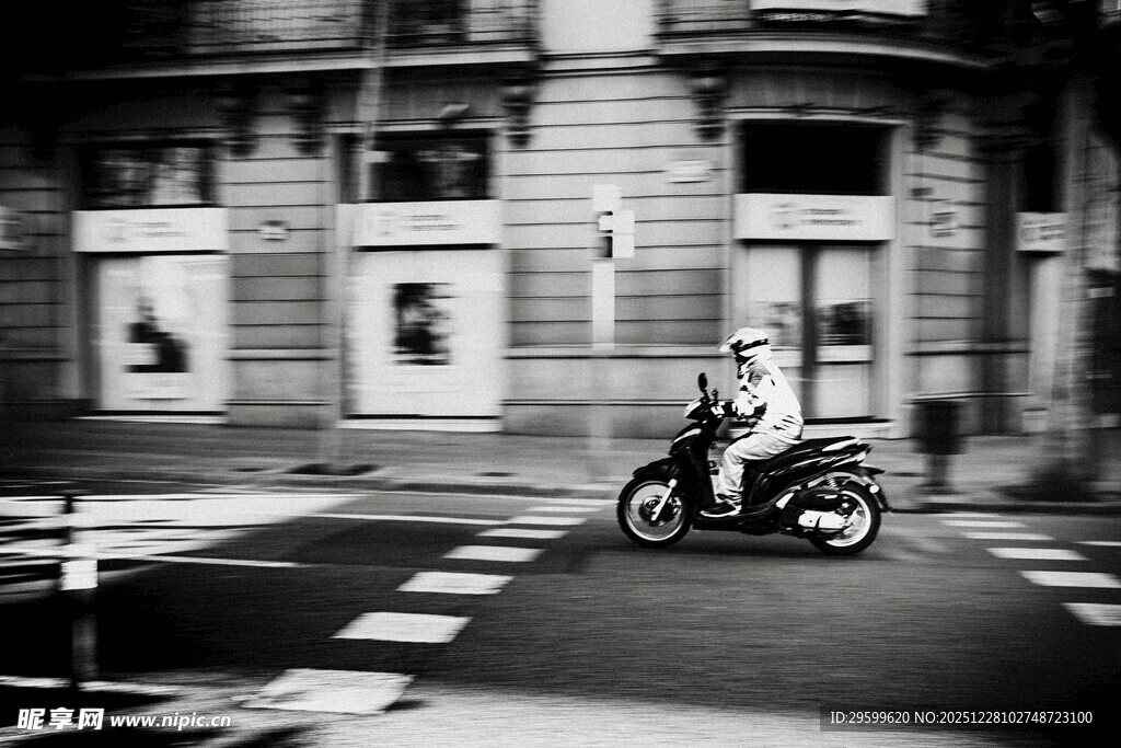街头骑行的摩托车手