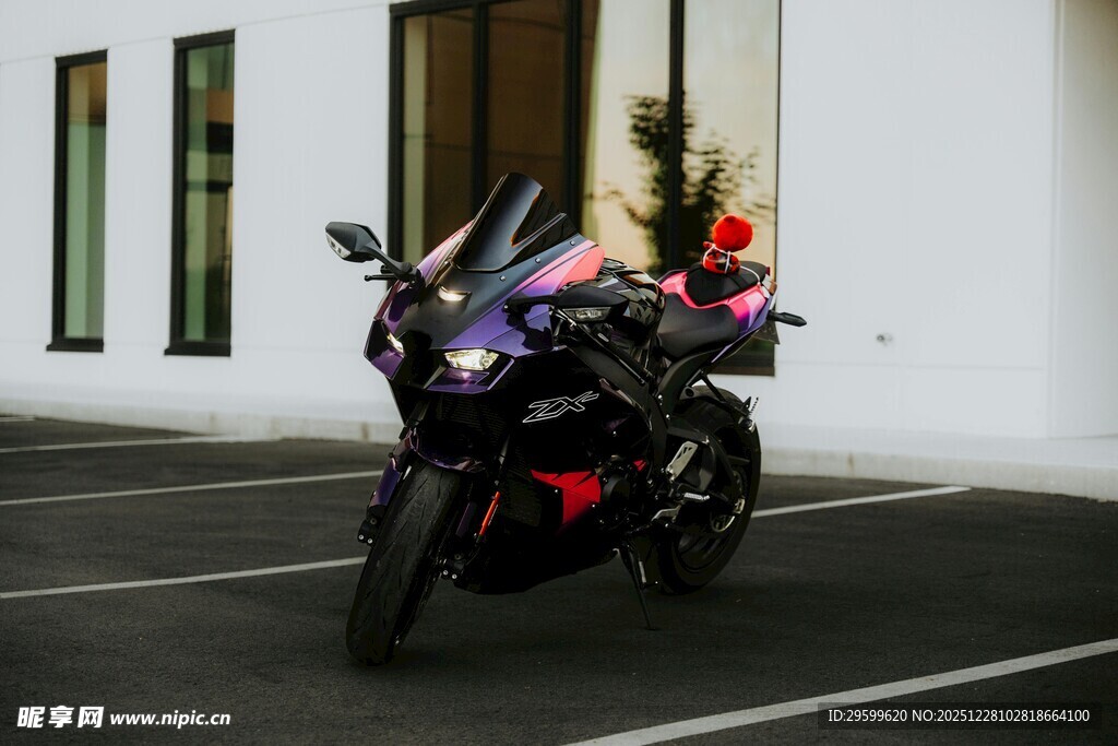 炫酷紫色摩托车停于户外