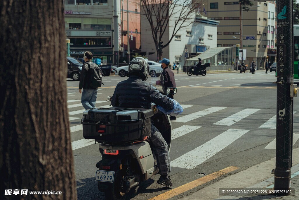 街头骑摩托的外卖配送员