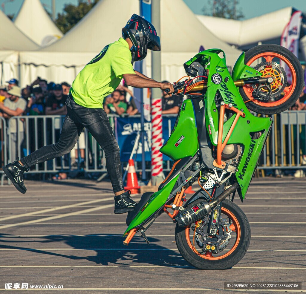 摩托特技表演精彩瞬间