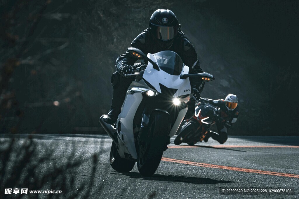 黑夜骑士骑摩托酷炫瞬间