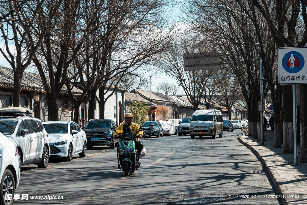城市街道上的摩托与车辆
