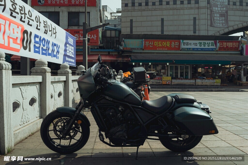 街头停放的酷炫黑色摩托车