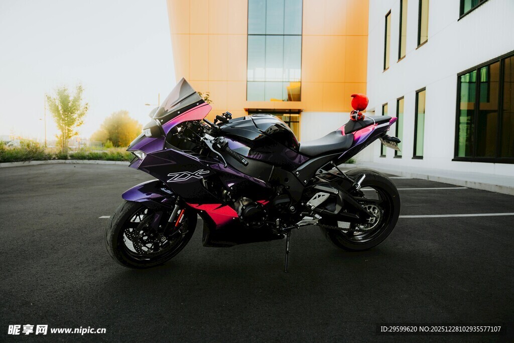 炫酷紫色摩托车停于户外