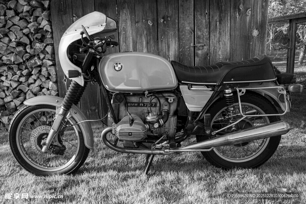 复古摩托车停于户外场景