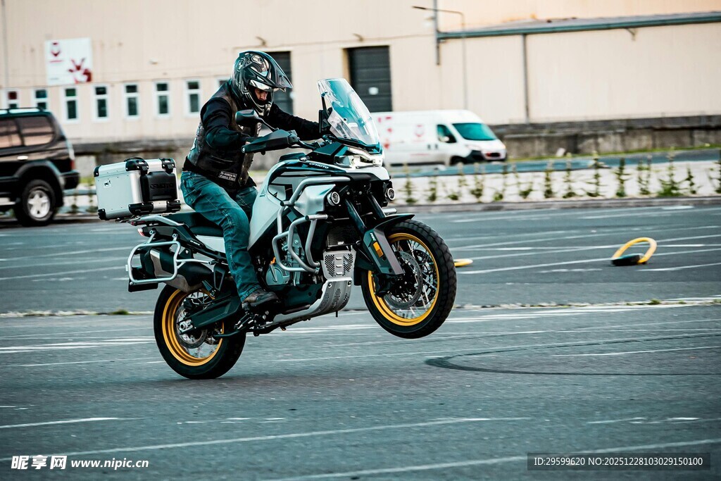 摩托车手酷炫特技瞬间