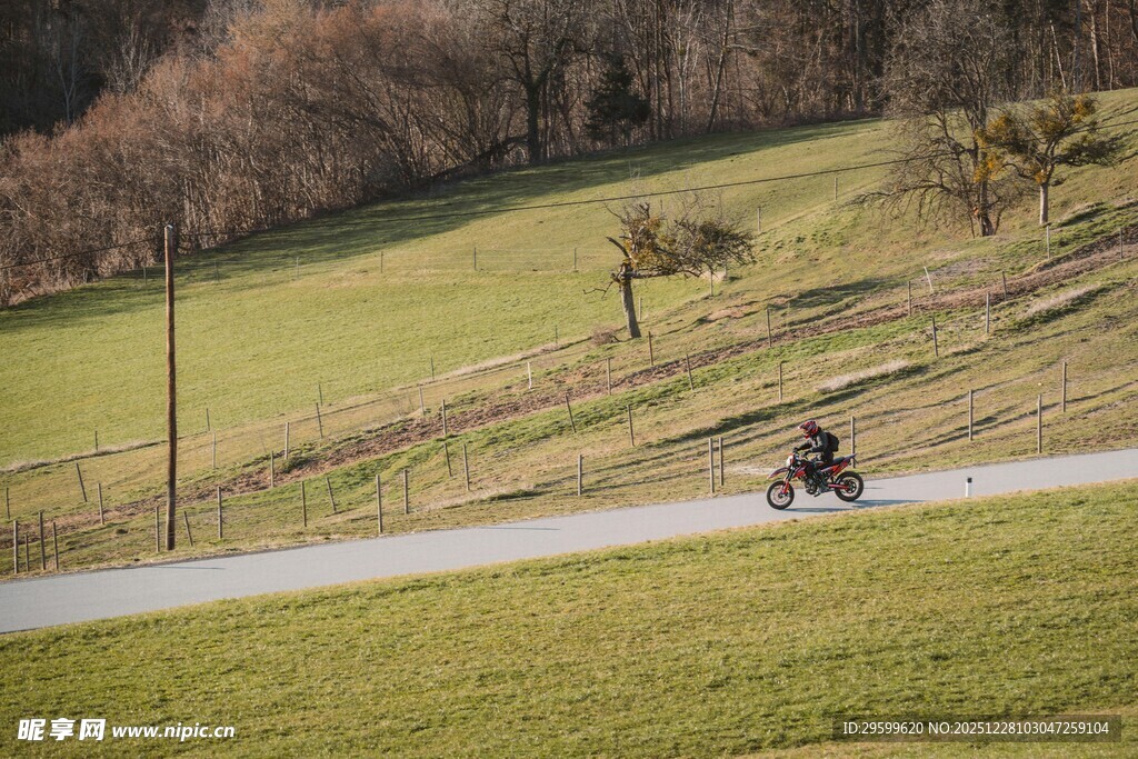 乡村小道上的骑行者