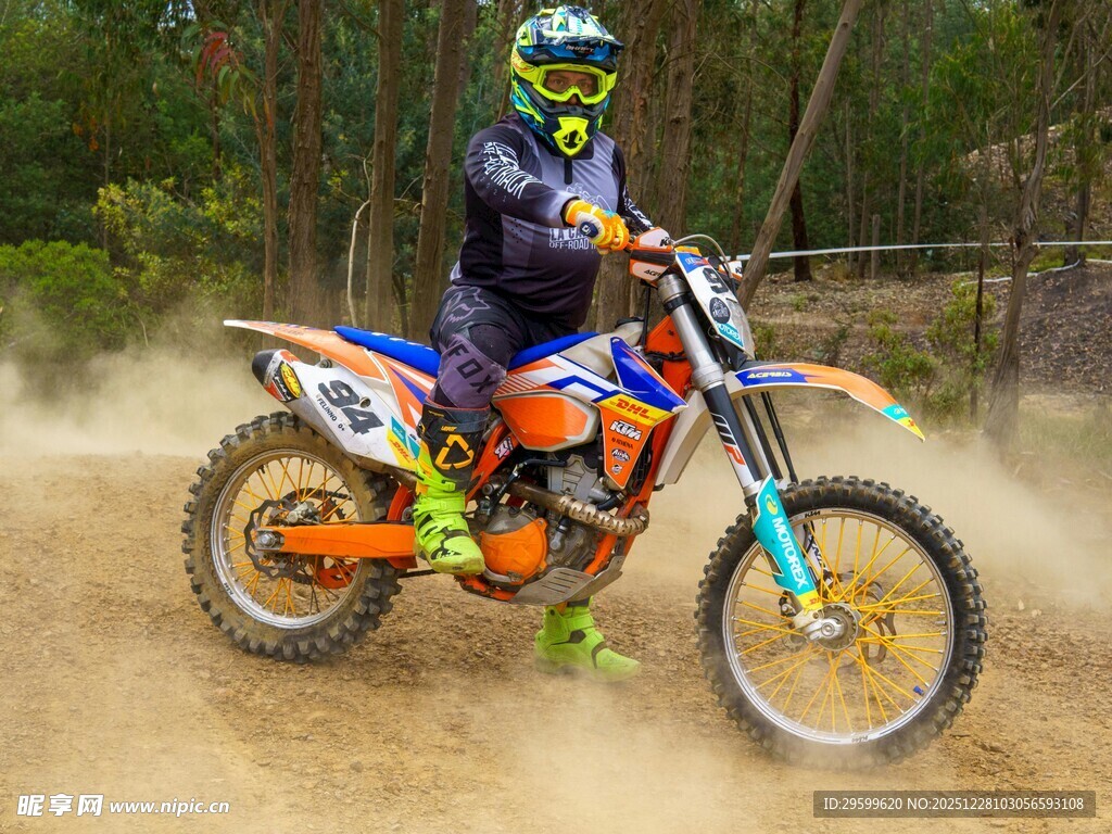 越野摩托选手驰骋赛场