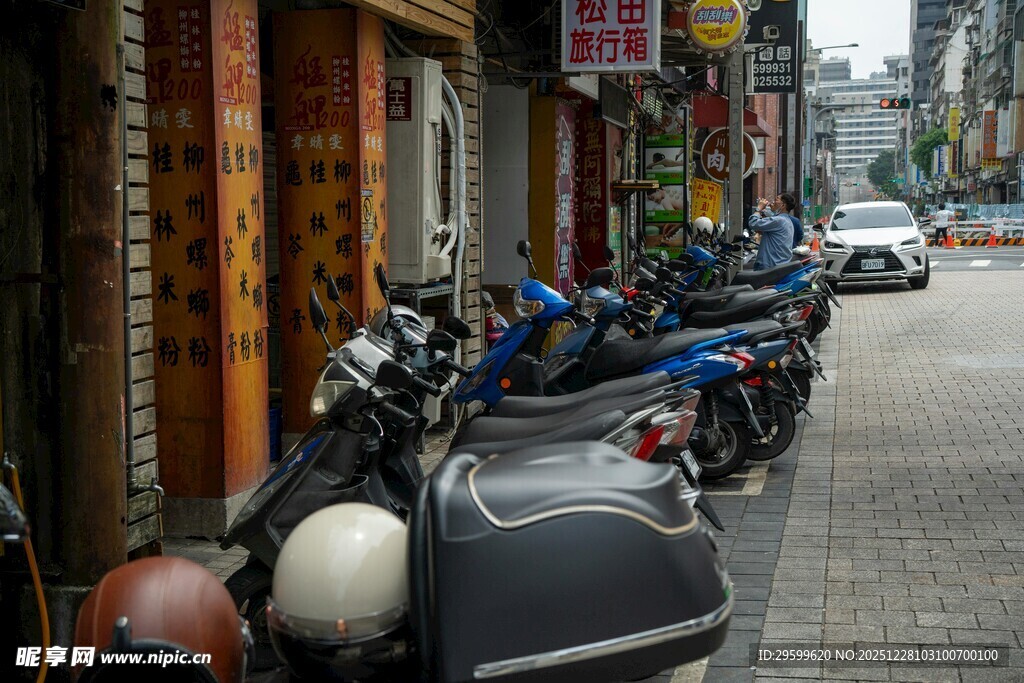 街道边停放的一排摩托车
