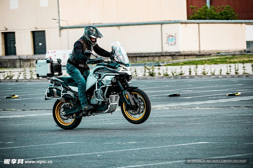 摩托车手帅气驰骋