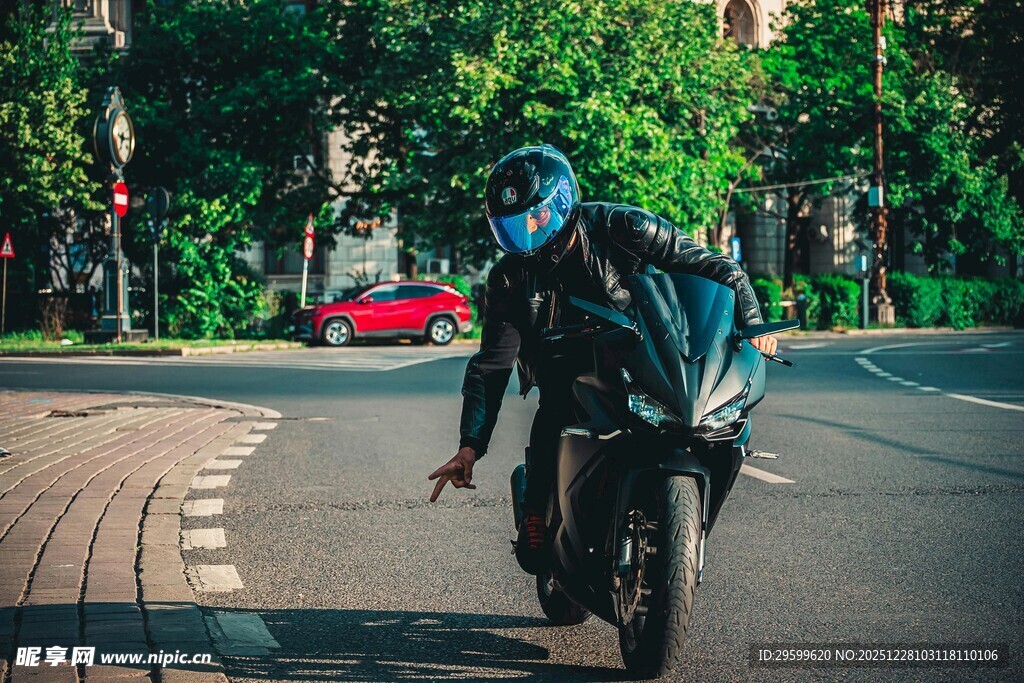 骑行者街头雨中奋力骑行