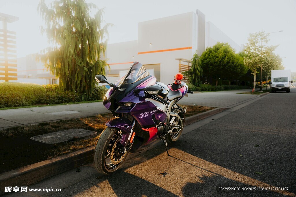 路边停放的炫酷紫色摩托车