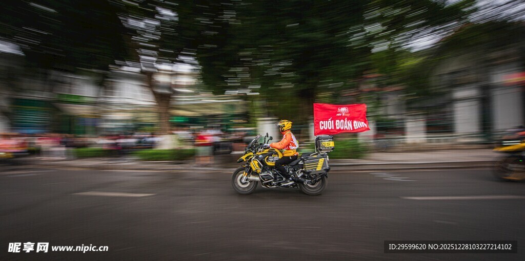 城市街头骑行模糊景象