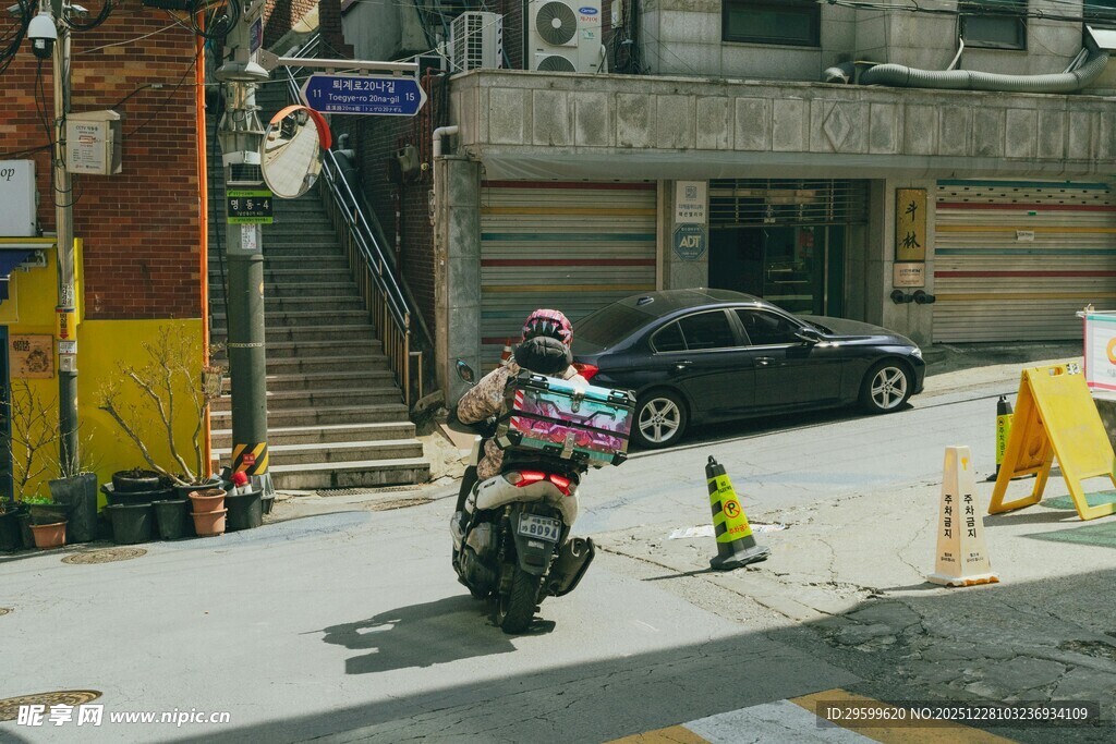 外卖员街头骑行送餐