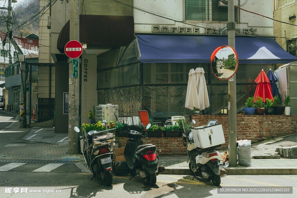 街头小店旁停放的摩托车