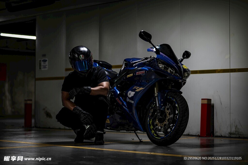 男子专注检修蓝色摩托车