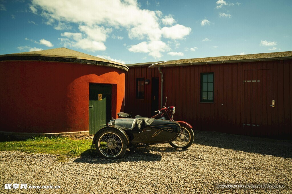 红建筑旁的复古摩托车