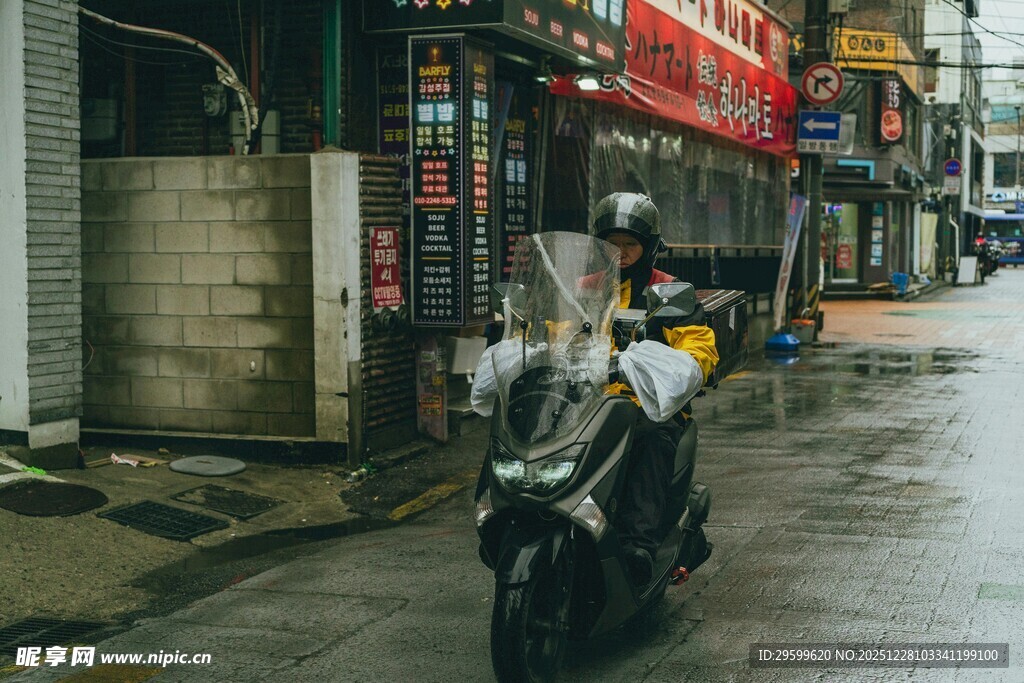 雨中街道上的摩托车
