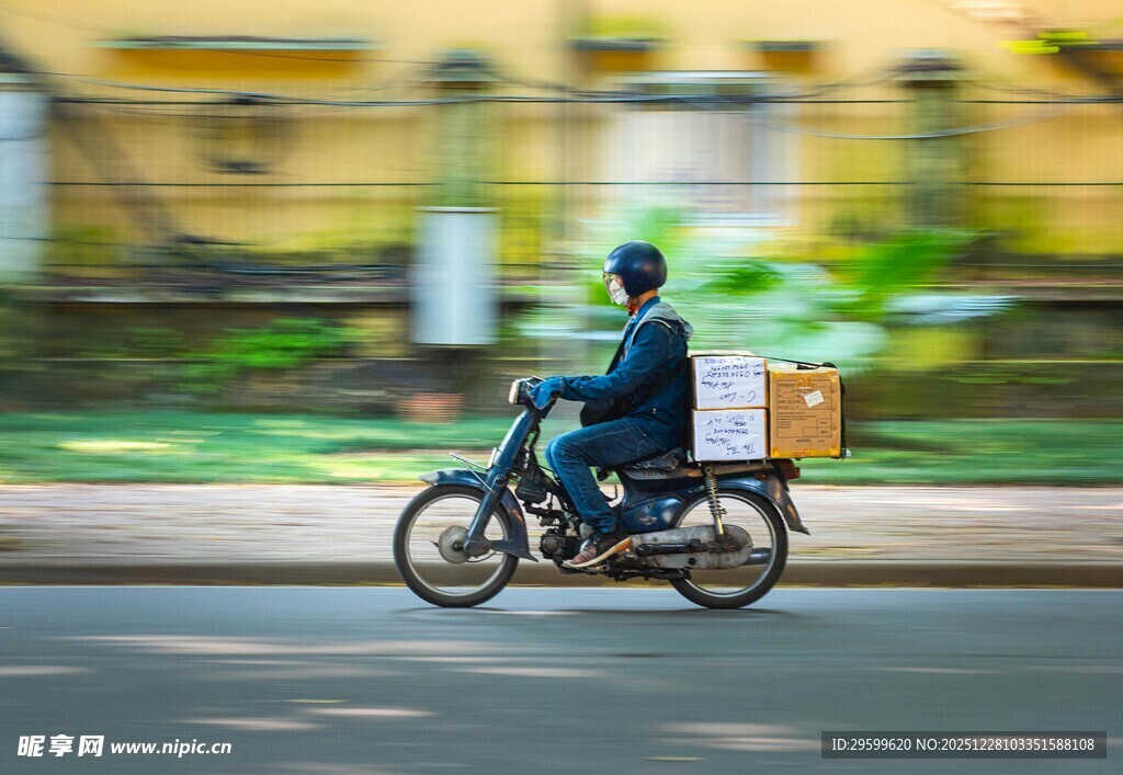 外卖员骑车送餐途中