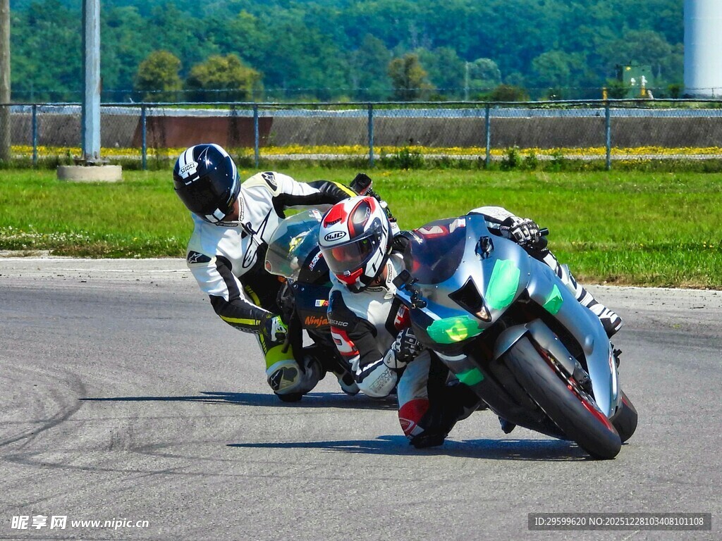 摩托车手赛道激烈角逐