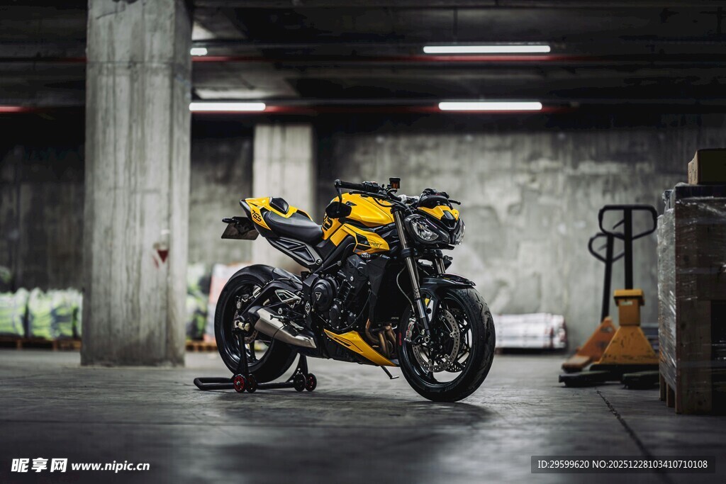 室内停放的酷炫黄色摩托车
