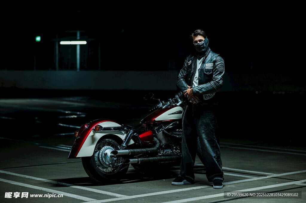 男子帅气立于复古摩托车旁