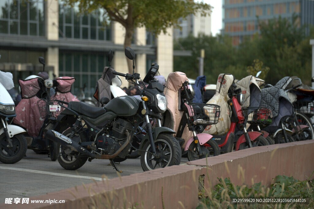 街头停放的多辆摩托车