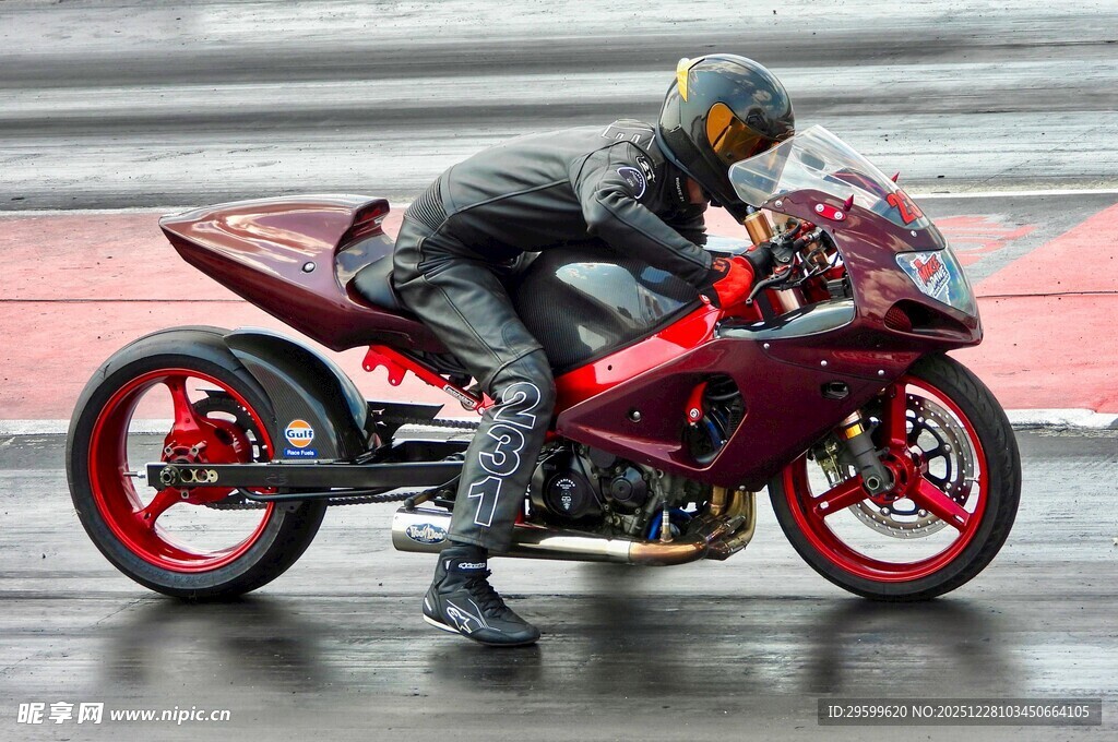 摩托车手赛道驰骋