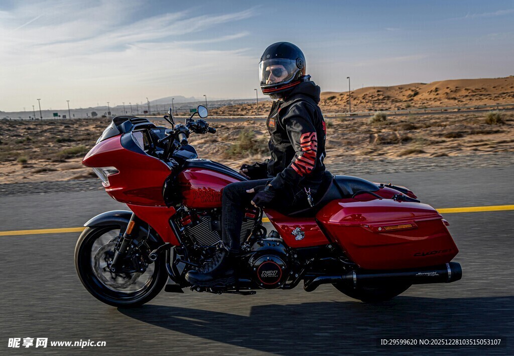 公路上的红色摩托骑士