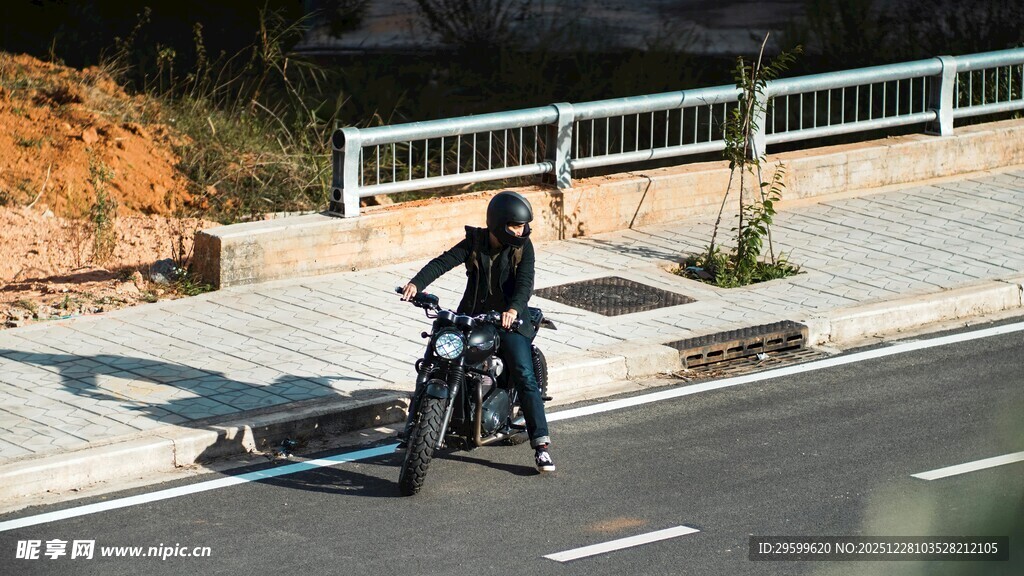 男子骑摩托车于道路上