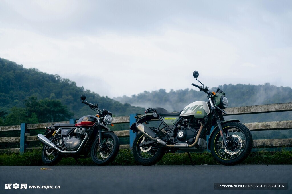 公路边停放的复古摩托车