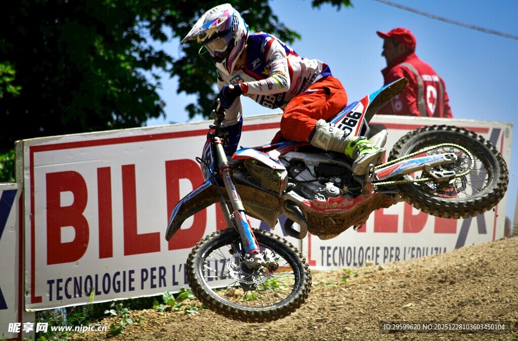 摩托车手赛场精彩飞跃