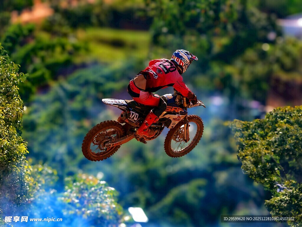 摩托骑手空中酷炫飞跃