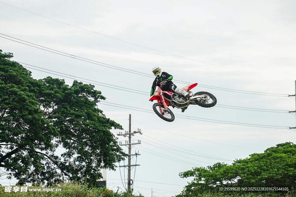 摩托骑手空中炫酷飞跃