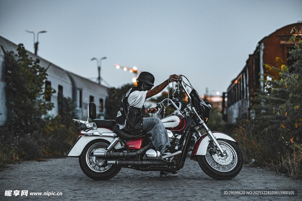 男子骑复古摩托于街道