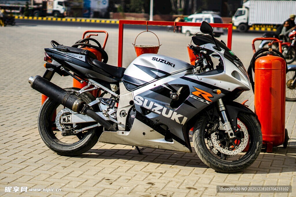 炫酷铃木摩托车停于户外